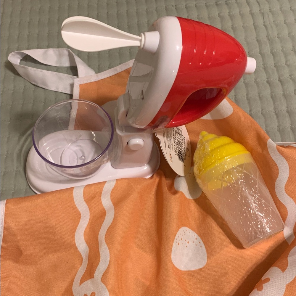 Children’s Kitchen NEW 4Pc Set Working stand Mixer Apron Hot Mitt & Sprinkle Cup